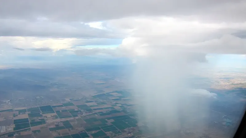 Una nube de lluvia cae lloviendo en los suburbios occidentales de Phoenix, cerca de Estrella Dells, al sureste de Buckeye.