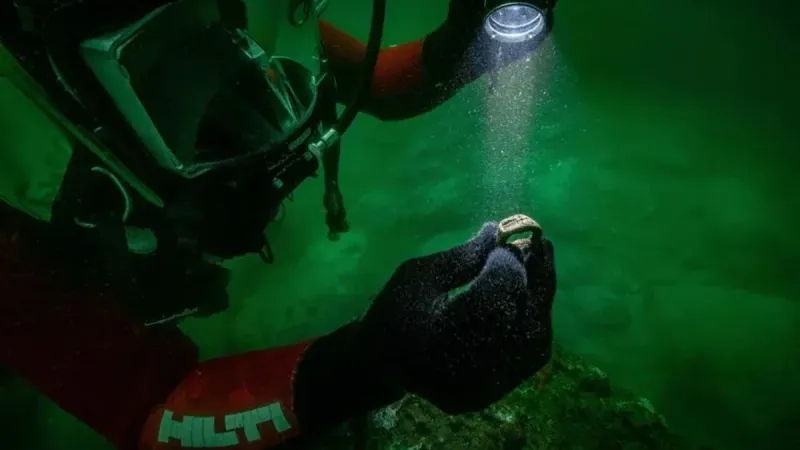 Arqueólogos submarinos logran recuperar el único anillo conocido con el Faro de Alejandría grabado imagen del post