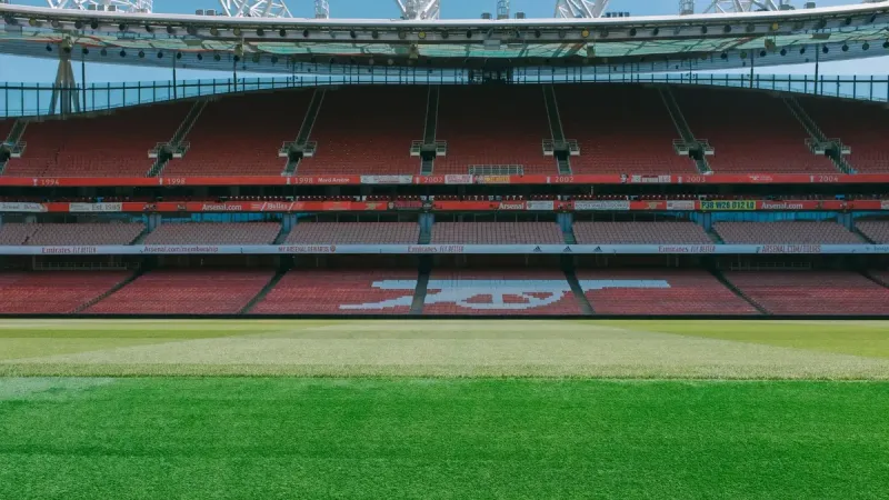 Una vista de las gradas vacías y del campo de fútbol en el Emirates Stadium de Londres.