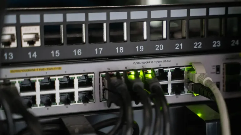 Equipo de red con cables conectados, que muestra la moderna infraestructura tecnológica.
