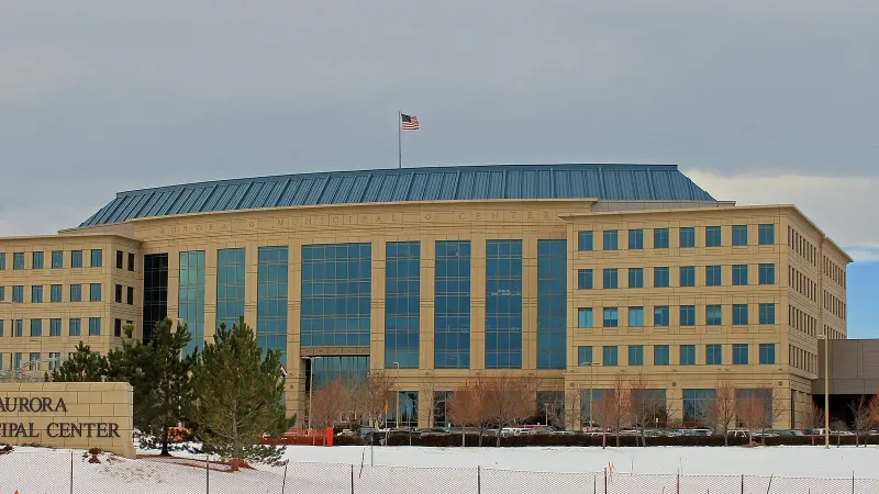 El Centro Municipal Aurora (Ayuntamiento), ubicado en 15151 East Alameda Parkway en Aurora, Colorado.