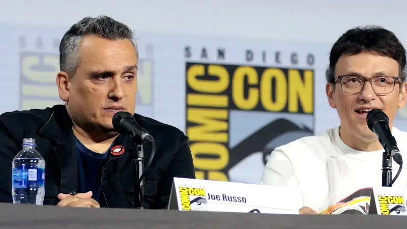 Los hermanos Russo hablando en el San Diego Comic-Con International 2019 en San Diego, California.