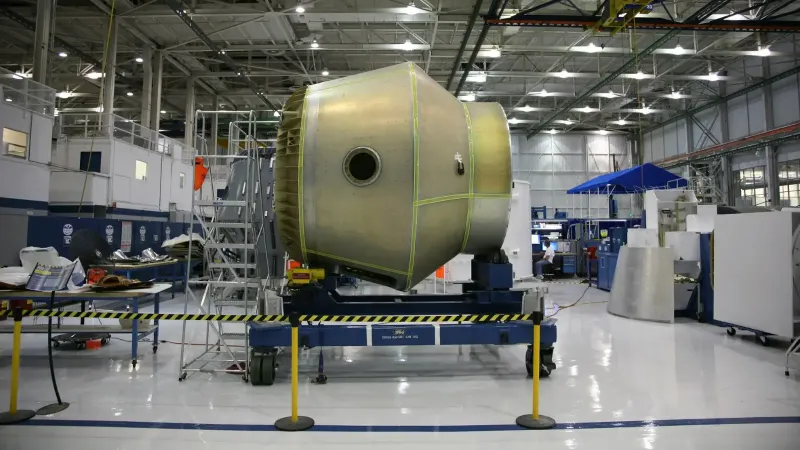 Pesado detalle de la nave espacial colocada en la plataforma rodante en construcción en la fábrica de cohetes futurista