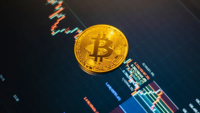 Golden Bitcoin en un gráfico del mercado financiero digital en aumento, que simboliza las tendencias de criptomonedas.