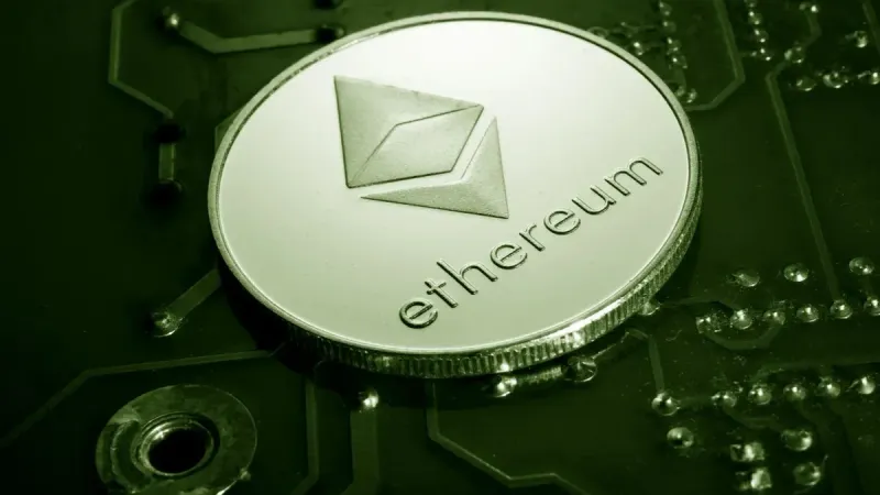 Close-up de una moneda Ethereum colocada en una placa de circuito, simbolizando la tecnología de moneda digital.