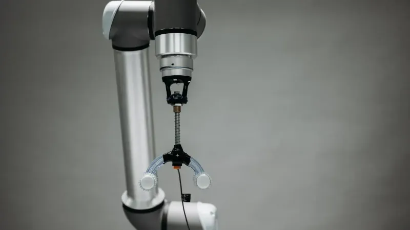 Primer plano de un brazo robótico avanzado equipado con herramientas de precisión, que muestra tecnología e innovación.