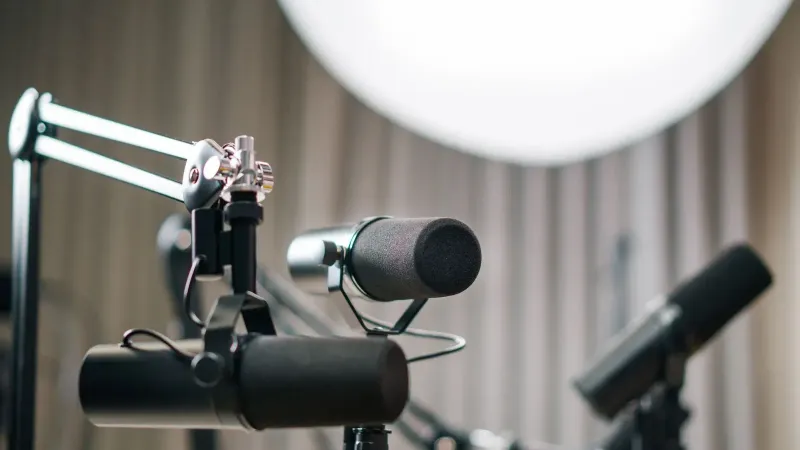 Close-up de micrófonos dinámicos en un estudio profesional, ideal para podcasts y transmisiones.