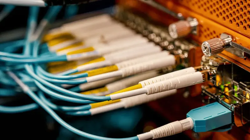 Desde arriba del equipo de interruptor óptico con muchos conectores similares con cables de goma y piezas de metal