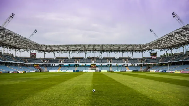 Explore un estadio de fútbol con cielos despejados y hierba prístina, perfecto para cualquier evento deportivo.