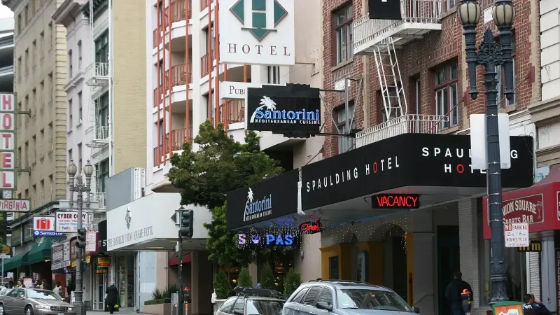 Calle O'Farrell en la sección de lomo del centro de San Francisco
