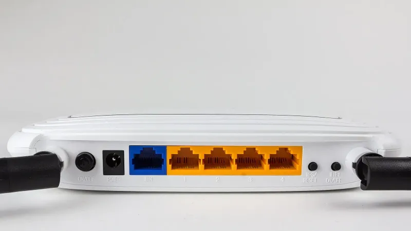 WLAN-Router TP-Link TL-WR841N.