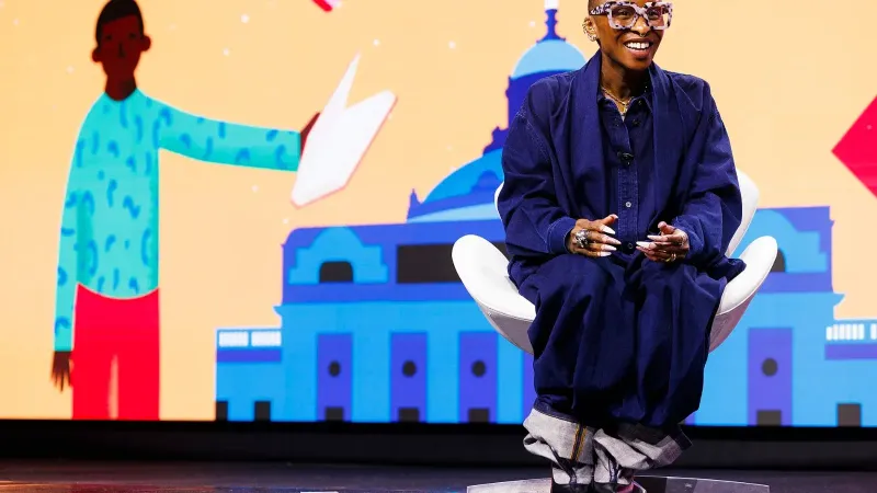 La actriz, músico y autora Cynthia Erivo habla sobre su libro, "Simply More", en el escenario principal del Festival Nacional del Libro de la Biblioteca del Congreso, 22 de agosto.