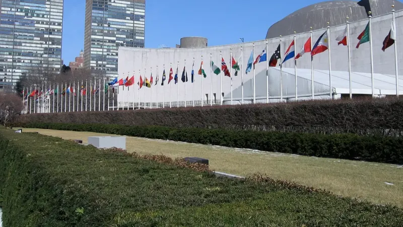 Banderas fuera de la sede de las Naciones Unidas en la ciudad de Nueva York, Nueva York.