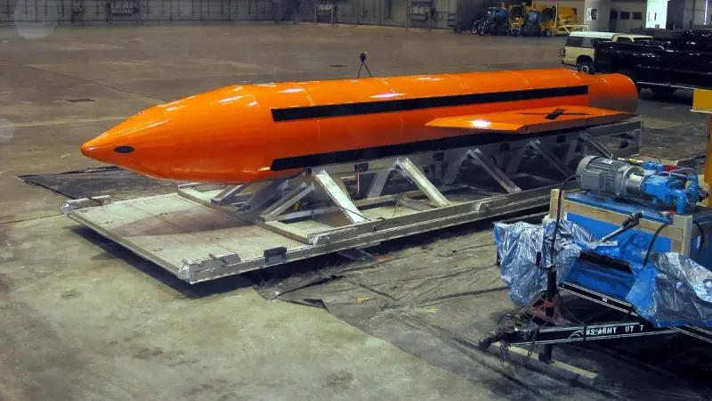 Una explosión masiva de aire de artillería, o más comúnmente conocida como la madre de todas las bombas, (MOAB) se prepara para probar en el Centro de Armamento de la Fuerza Aérea de Eglin