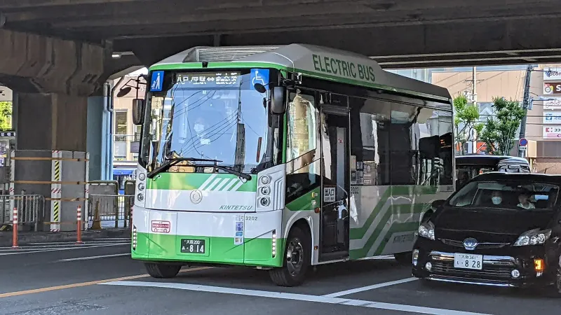 Un autobús eléctrico de Kintetsu Bus en la estación de Yaenosato en Higashiosaka