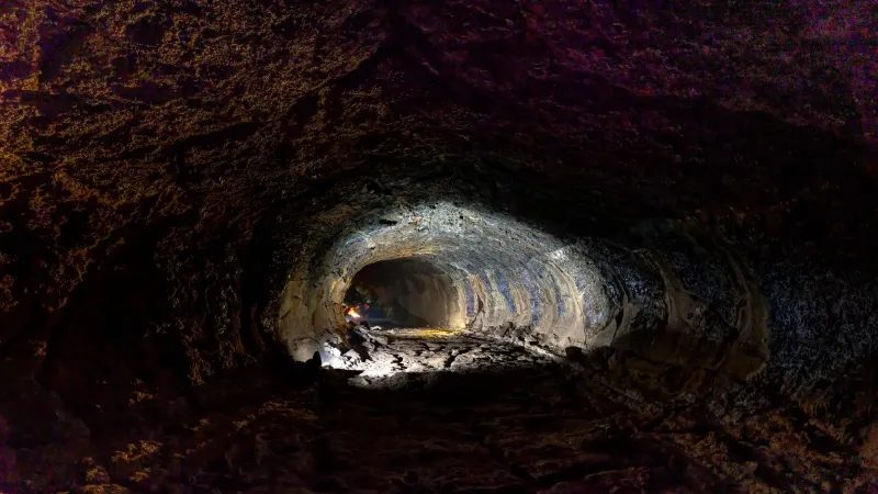 Explore las profundidades de un túnel de cuevas con una iluminación espectacular y texturas intrincadas.