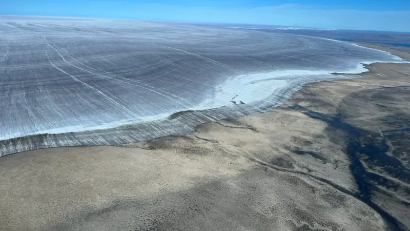 Vista aérea del casquete de hielo de Barnes que cose la prominente línea de trim de 1960 que envuelve el casquete de hielo.