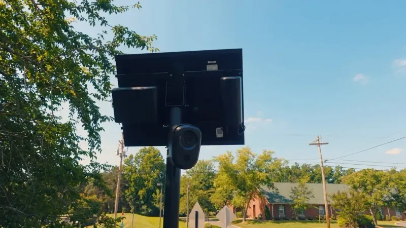 Una cámara de seguridad flock con panel solar en 2025