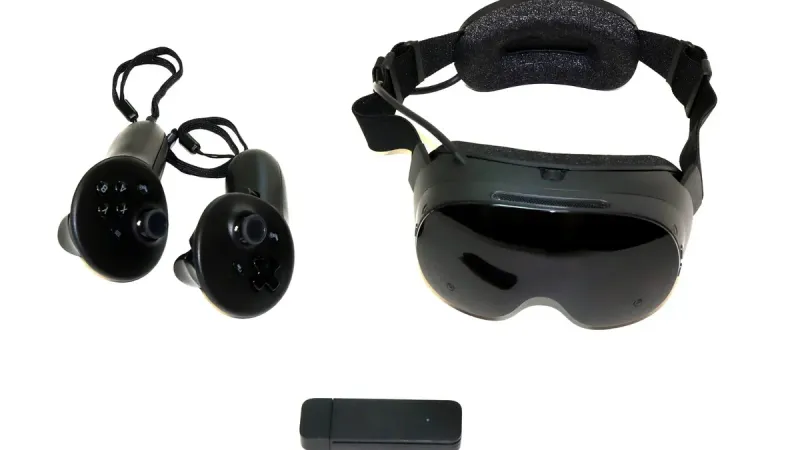 Un auricular de realidad virtual con marco de vapor, con controladores y adaptador WiFi