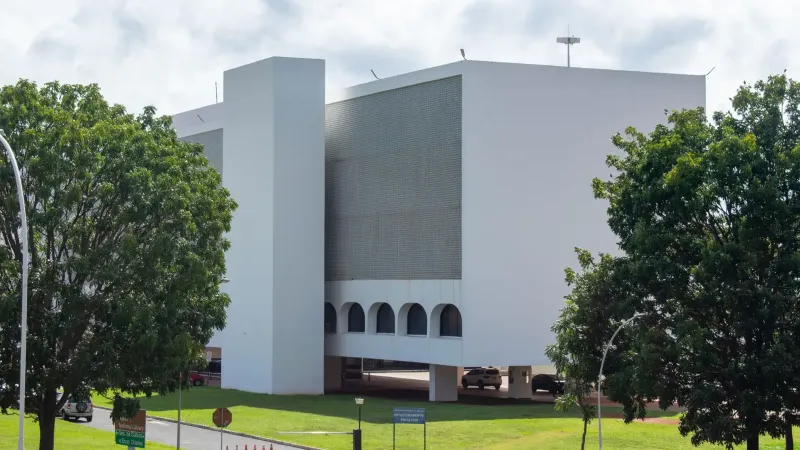 A modern white building surrounded by greenery in Brasília, showcasing sleek architectural design.