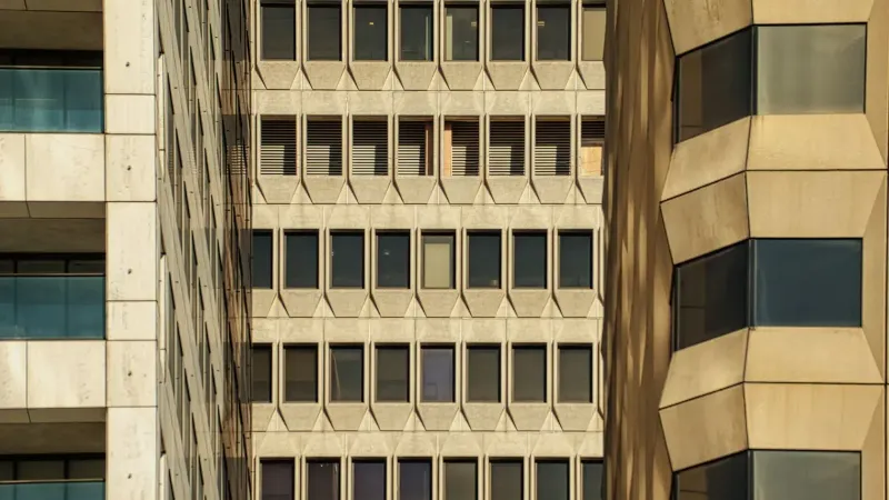 Vista detallada de las fachadas de edificios geométricos en San Francisco, mostrando la arquitectura urbana.