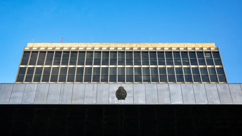 Arquitectura urbana de un edificio gubernamental con un cielo azul claro en Montevideo, Uruguay.