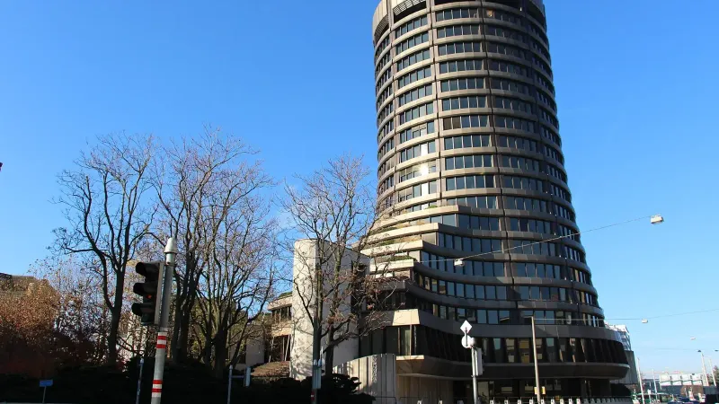 Sankt Alban - CentralBahnplatz El Banco de Asentamientos Internacionales se estableció en 1930 por un acuerdo intergubernamental y originalmente estaba destinado a facilitar las