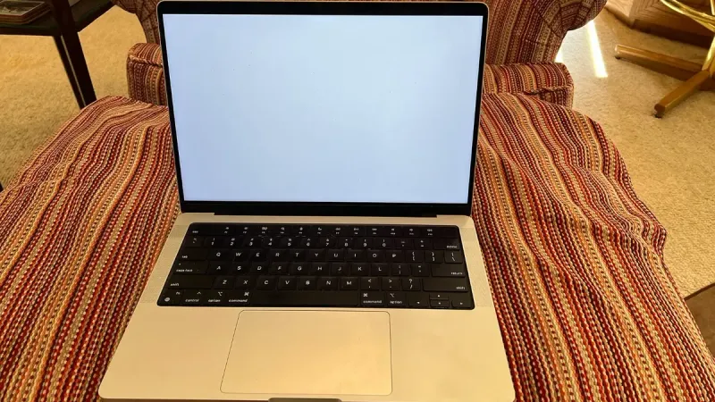 Un MacBook Pro plateado de 14 pulgadas 2021 con un fondo blanco liso.