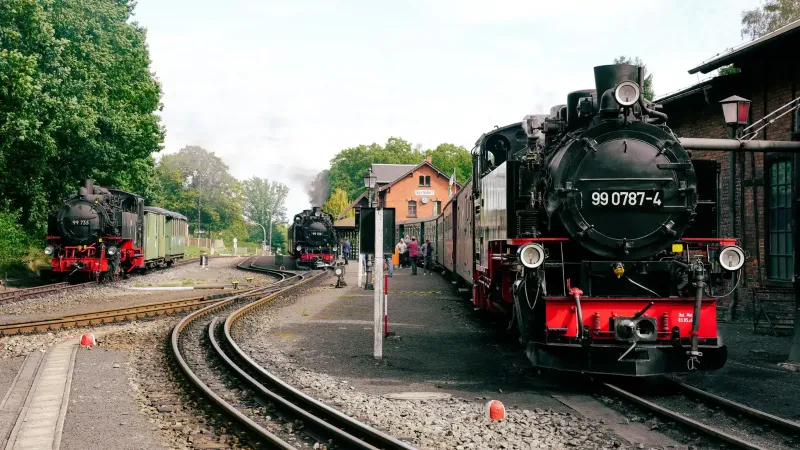 Vista capturada de locomotoras de vapor en la histórica estación de Bertsdorf en Alemania.