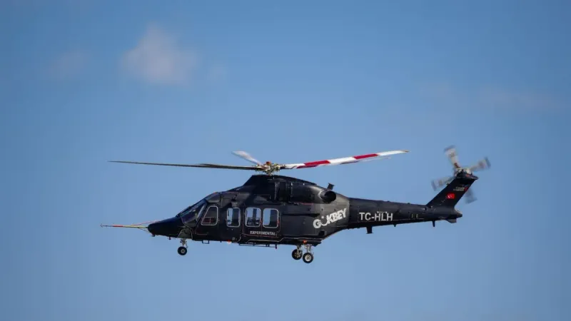 Un helicóptero volando contra un cielo azul despejado en Estambul, mostrando aerodinámica y tecnología de aviación.
