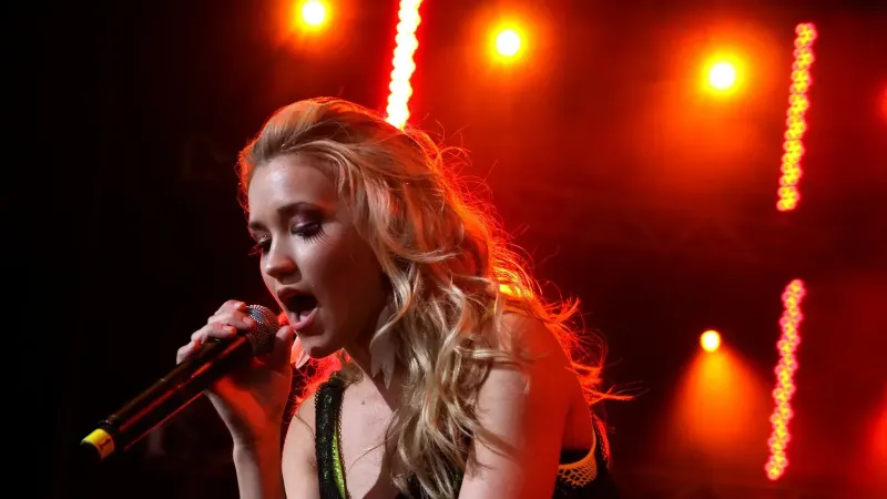 Emily Osment actuando en vivo en Kiss Concert en mayo de 2010