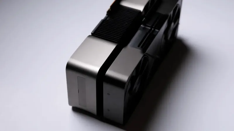 Vídeo sobre la edición de fundadores de Nvidia GeForce RTX 5090 con diseño de la caja (distinción de calor+conectores) y el rendimiento en juegos y puntos de referencia con comparación con