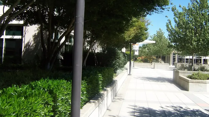 Una plaza entre edificios y pasarelas, en algún lugar del campus de Microsoft Redmond en julio de 2006.