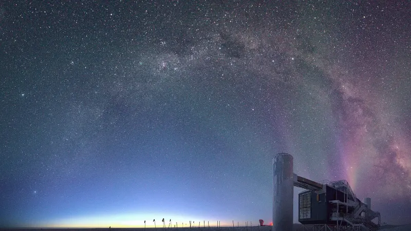 Una toma panorámica que incluye la Vía Láctea, Auroras y la ICL tomada en la frontera del crepúsculo astronómico y náutico.