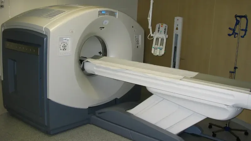 Sistema GE Discovery D600 PET/CT, con sistema CT de 16 rebanadas, construido en 2009; Diámetro del pórtico: 70cm