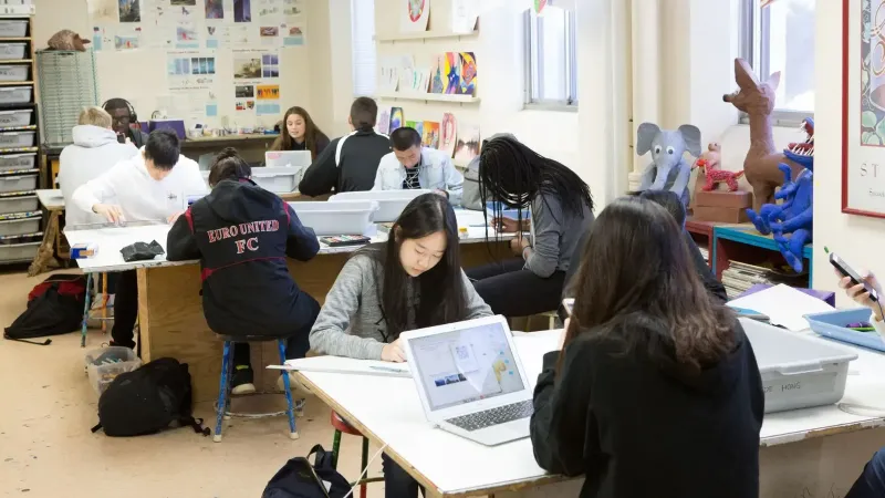 Un grupo de estudiantes diversos que estudian y colaboran en un salón de clases vibrante y creativo.