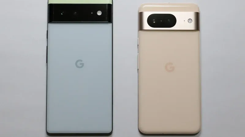 Google Pixel 6とPixel 8の背面 Pixel 6の本体色はSorta Seafoam、Pixel 8の本体色はRose