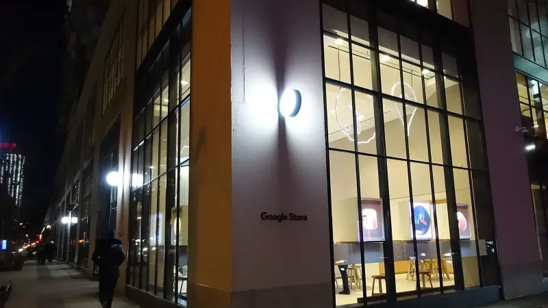 La tienda de Google Chelsea a nivel del suelo de 111 Eighth Avenue, el antiguo edificio de la Autoridad Portuaria y actual sede de Google, en la esquina noreste de 15th Street y 9th Avenue