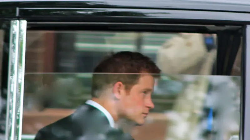Príncipe Harry conduciendo por la ciudad de Londres durante las celebraciones de Diamond Jubilee, 5 de junio de 2012