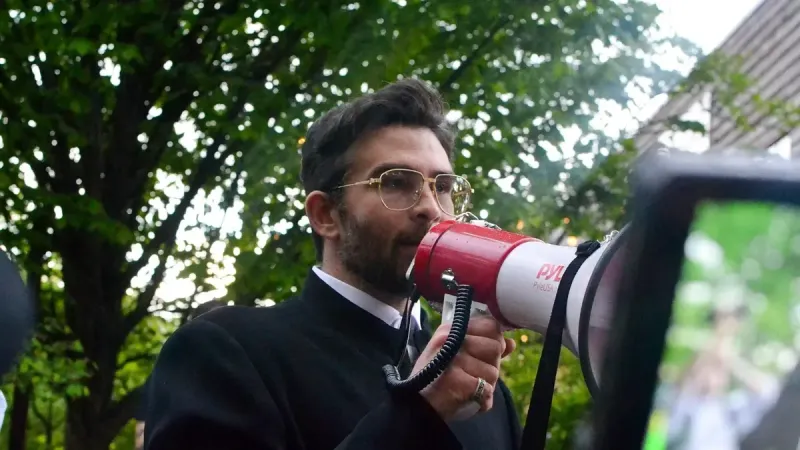Hasan Piker hablando en un mitin de Chris Rabb en Filadelfia, Pensilvania, el 30 de abril de 2026