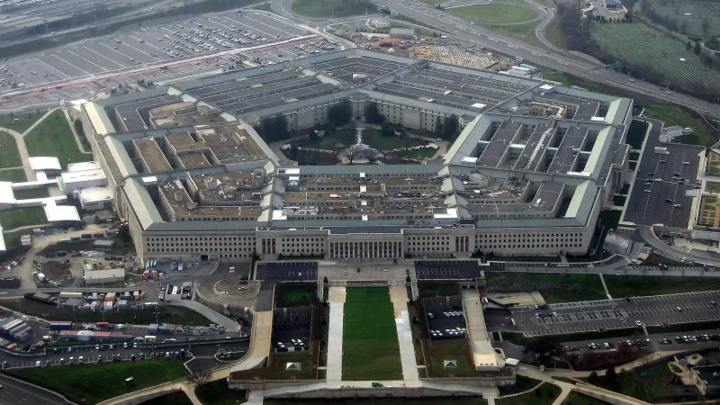 El Pentágono, sede del Departamento de Defensa de los Estados Unidos (también conocido como el Departamento de Guerra), tomado de un avión en enero de 2008