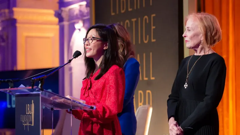 Desde la izquierda, la actriz nominada al Globo de Oro Constance Wu, la coanfitriona ganadora del premio Emmy de The View Sunny Hostin de ABC y la actriz ganadora del premio Emmy, Holland