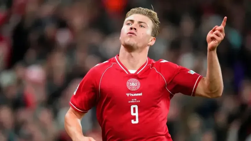 ¿Homenaje o Burla? Højlund festeja como Cristiano Ronaldo al meter gol ante Portugal imagen del post
