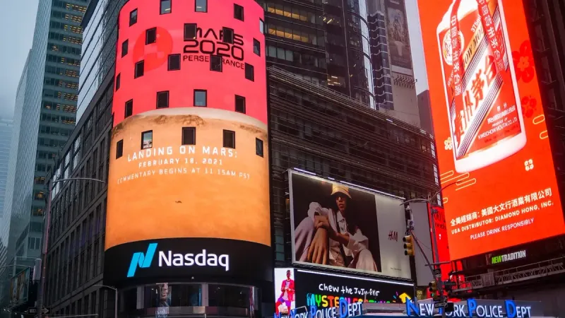 Un mensaje de Mars 2020 se ve en el tablero de video del sitio de mercado de NASDAQ después de que el rover Perseverance de la NASA aterrizara en la superficie de Marte, el jueves, febrero.