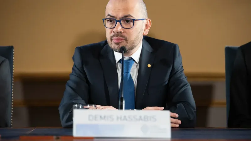 Demis Hassabis del Reino Unido, Premio Nobel de Química 2024, en la conferencia de prensa durante la Semana del Premio Nobel 2024 en Estocolmo, Suecia