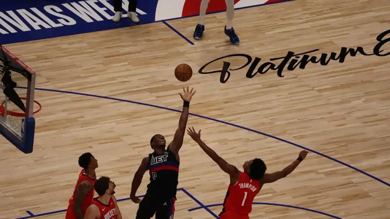 Jalen Duren salta para el rebote contra los Houston Rockets el 23 de enero de 2026.