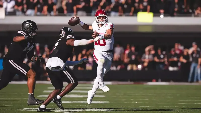 Imagen de John Mateer haciendo un pase de touchdown durante el juego de Oklahoma en el estado de Mississippi