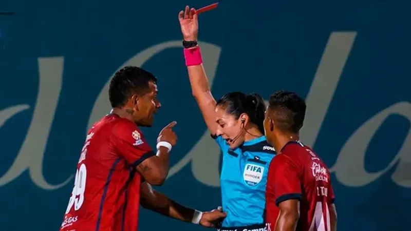 Julio Cruz no volverá jugar en el torneo: Recibió ejemplar sanción por empujar al árbitra Lizzet García imagen del post
