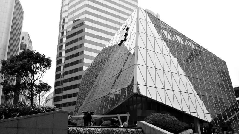 Una foto contemporánea en blanco y negro de un edificio moderno en la plaza de intercambio de Hong Kong.
