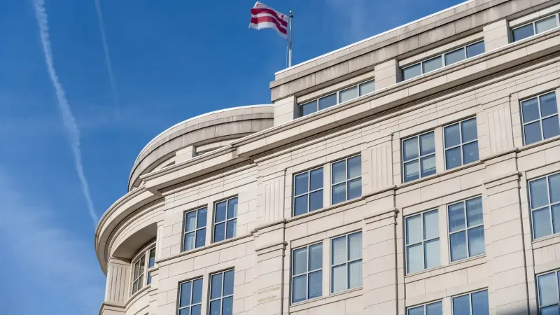 Exterior de un edificio en Washington DC con ondeando la bandera del Distrito de Columbia.